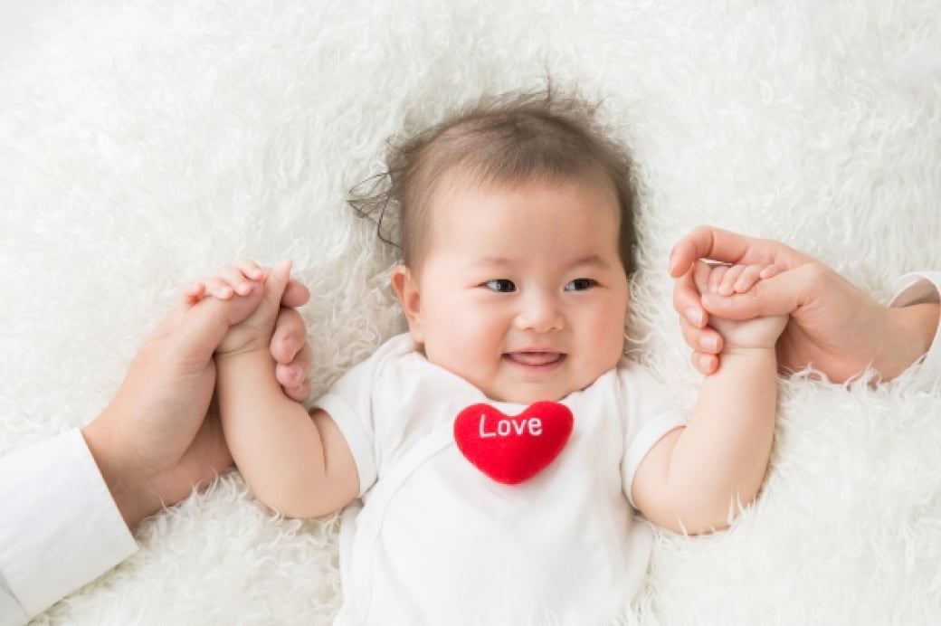 笑顔の赤ちゃんの写真