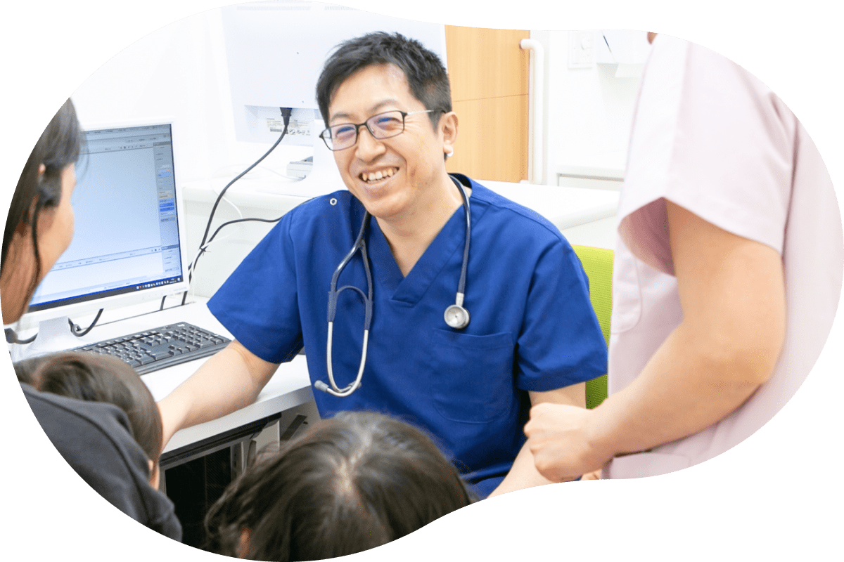 医師が笑顔で診察している様子