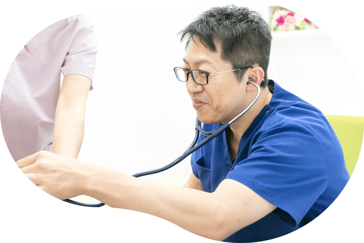 診察をする医師