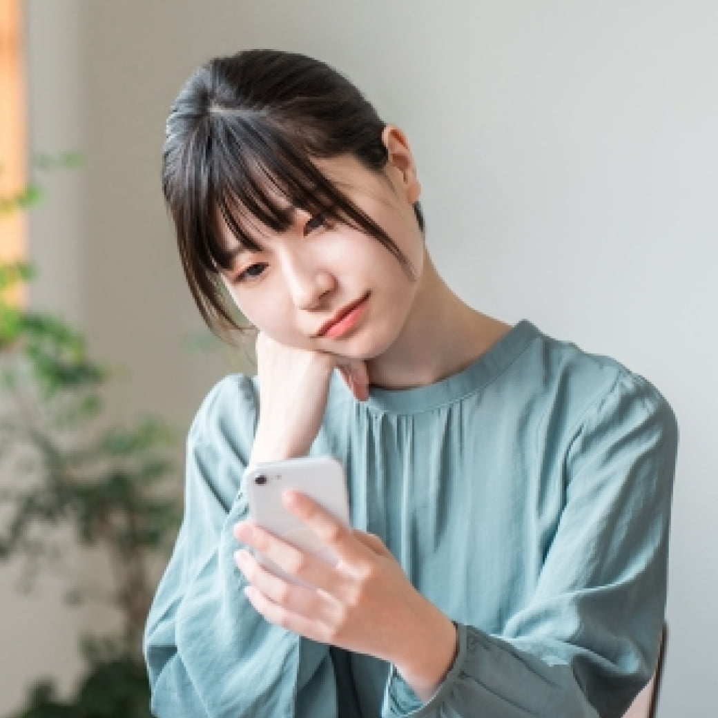 悩む母親の画像